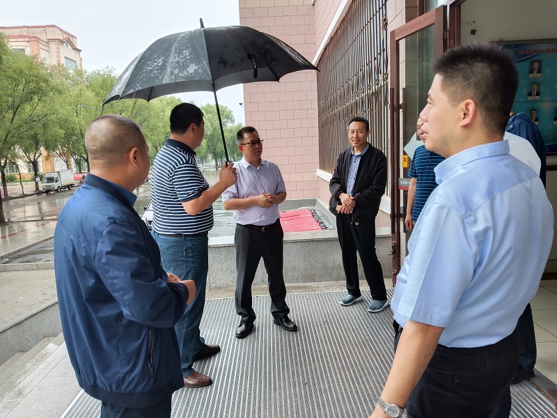 1566781315782030325.jpg 与哈尔滨师范大学后勤管理处、产业处领导雨中交流管理经验.jpg