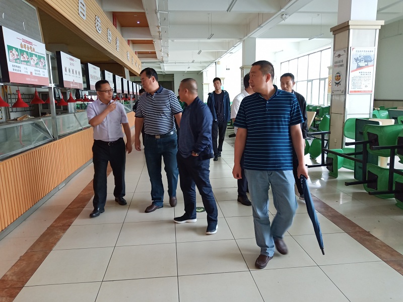 1566781280374051645.jpg 与哈师大产业处书记常维东交流学生食堂委托经营模式.jpg